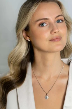 18mm ZINZI zilveren Yin Yang hanger rond, bezet met parelmoer en witte zirconia's. Yin Yang staat symbool voor: balans, harmonie, dynamiek en verbondenheid ZIH2423 (zonder collier)