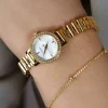 ZINZI Etoile horloge 20mm parelmoer wijzerplaat goudkleurige stalen kast rondom bezet met witte zirkonia's en goudkleurige schakelband ZIW3234