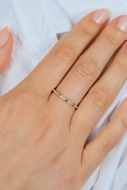 ZINZI goldplated zilveren aanschuifring met kleine kruisjes op de rijzetting tussen de witte zirkonia's ZIR2814