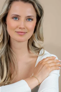 ZINZI gold plated zilveren armband met een speelse rij blauwe zirkonia’s in ronde zetting 3mm breed ZIA2893BG
