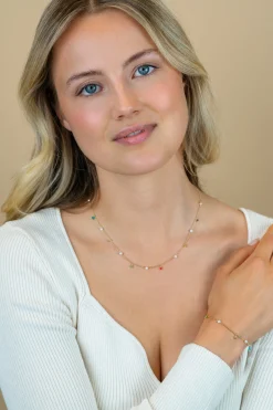 ZINZI gold plated zilveren armband met witte parels en bungelende beads (5,5 mm) in frisse kleuren 17-20cm ZIA2705G