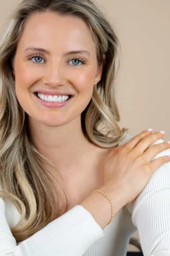 ZINZI gold plated zilveren armband met een speelse rij witte zirkonia’s in ronde zetting 3mm breed ZIA2893Y