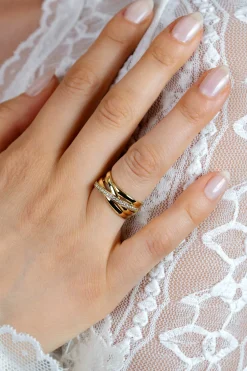 ZINZI gold plated zilveren brede cross-over ring glad wit ZIR1790Y