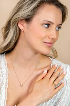 ZINZI gold plated zilveren collier 45cm met een rechthoekige gladde kastzetting (9mm), bezet met een witte zirkonia ZIC2899