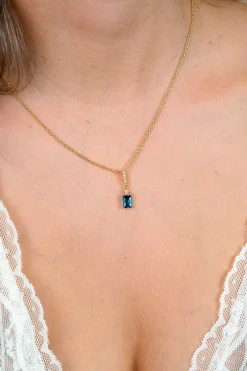 ZINZI gold plated zilveren collier 45cm met sierlijke rechthoekige hanger (22mm) met diep petrolblauwe kleursteen ZIC2896