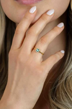 ZINZI gold plated zilveren entourage ring bezet met witte zirkonia's en smaragdgroene kleursteen ZIR2697G
