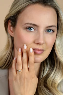 ZINZI gold plated zilveren entourage verlovingsring bezet met witte zirkonia's en klein hartje aan de zijkant ZIR2697Y