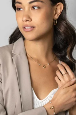 ZINZI gold plated zilveren fantasie armband met 15 kleine bolletjes, twee bungelende witte pareltjes en met speelse organische open vorm in het midden 17-20cm ZIA2405