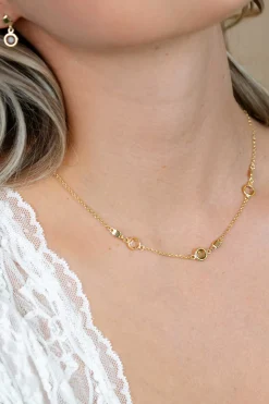 ZINZI gold plated zilveren ketting 45cm met ronde kleurstenen in zachte groen- en champagnetinten, afgewisseld met vierkante plaatjes ZIC2907