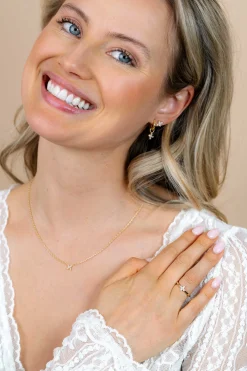 ZINZI gold plated zilveren ketting met bloem bezet met vier druppelvormige witte zirconia's 42-45cm ZIC2624