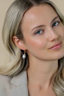 ZINZI gold plated zilveren oorbedels parel peervorm 15mm wit ZICH355WG (zonder oorringen)