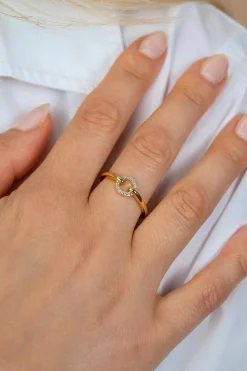 ZINZI goldplated zilveren ring met open ronde vorm bezet met witte zirkonia's ZIR2809