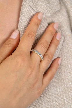 ZINZI goldplated zilveren rijring (4mm breed) bezet met 7 witte zirconia's ZIR2808