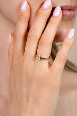 ZINZI gold plated zilveren ring met een rechthoekige gladde kastzetting (9mm) bezet met een witte zirkonia ZIR2899