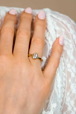 ZINZI gold plated zilveren ring met een rechthoekige gladde kastzetting (9mm) bezet met een witte zirkonia ZIR2899