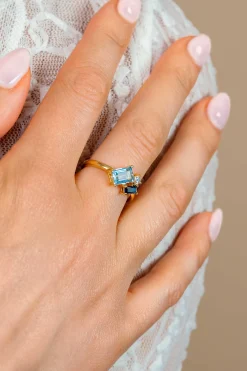 ZINZI gold plated zilveren ring bezet met geometrische kleurstenen in lichtblauw, petrolblauw en fonkelend wit ZIR2897