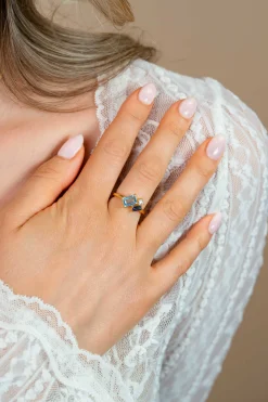 ZINZI gold plated zilveren ring bezet met geometrische kleurstenen in lichtblauw, petrolblauw en fonkelend wit ZIR2897