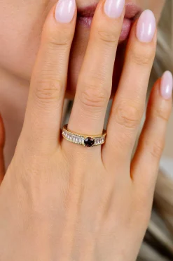 ZINZI gold plated zilveren ring met een bruine kleursteen, een rij baguette geslepen witte zirkonia’s en sierlijke randafwerking ZIR2880