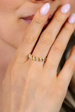 ZINZI gold plated zilveren ring met een sierlijk golvend design, bezet met witte zirkonia’s in verfijnde zetting ZIR2877Y