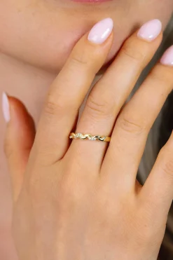 ZINZI gold plated zilveren ring met een sierlijk golvend design, subtiel bezet met witte zirkonia’s ZIR2875