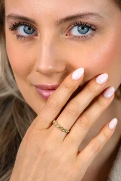 ZINZI gold plated zilveren ring met een rij roosjes bezet met witte zirkonia’s in het midden ZIR2873Y