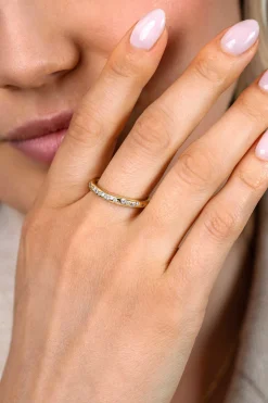 ZINZI gold plated zilveren rijring (3mm breed) met witte zirkonia’s als druppels verwerkt ZIR2871
