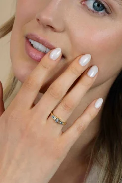 ZINZI gold plated zilveren ring met zettingen in peer, rechthoek en driehoeksvorm bezet met lichtblauwe en champagne kleurstenen ZIR2630B