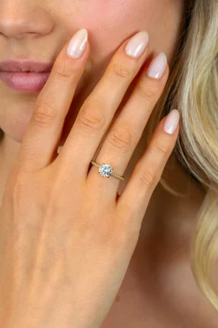 ZINZI gold plated zilveren verlovingsring met een grote ronde witte zirkonia (6,5mm) in vierpootszetting en klein hartje aan de zijkant ZIR2696Y