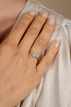 ZINZI gold plated zilveren verlovingsring met grote ovale witte zirkonia (7mm) en kleinere zirkonia's, met klein hartje aan de zijkant ZIR2698Y