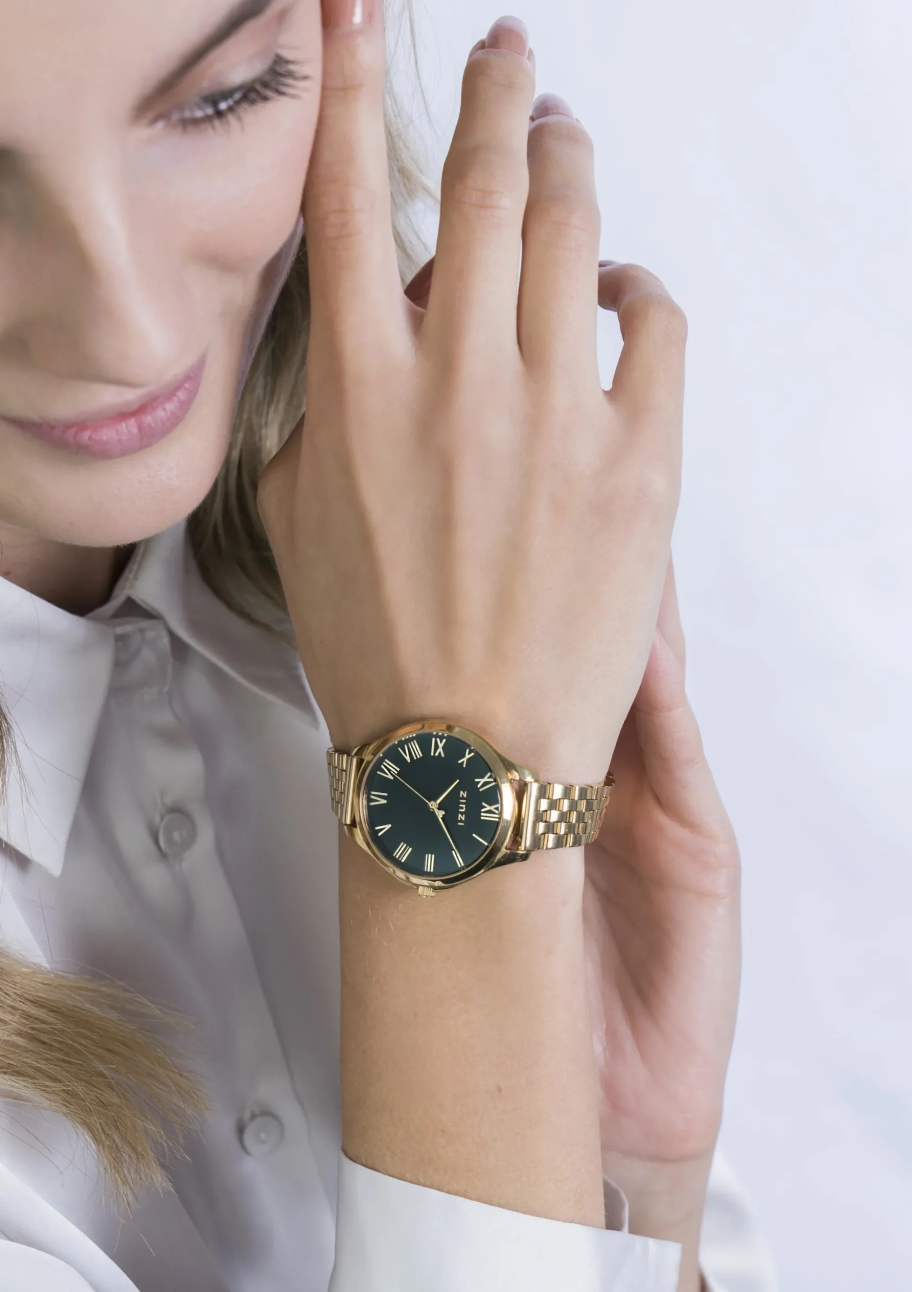 ZINZI horloge JULIA 34mm zwarte wijzerplaat romeinse cijfers goudkleurige stalen kast en band ziw1143