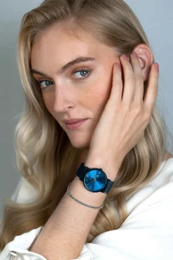 ZINZI Roman horloge blauwgekleurde wijzerplaat en kast met zilverkleurige wijzers blauwe stalen mesh band 34mm extra dun ZIW551M