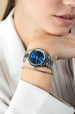 ZINZI Solaris horloge met blauwe wijzerplaat, stalen kast 35mm en stalen band met clip-sluiting. Het Japanse uurwerk loopt op zon- en kunstlicht ZIW2155