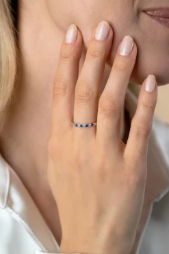 ZINZI zilveren aanschuifring 2mm breed in chatonzettingen bezet met donkerblauwe kleurstenen en witte zirconia's ZIR2559