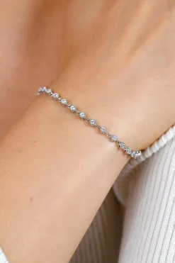 ZINZI zilveren armband met een speelse rij witte zirkonia’s in ronde zetting 3mm breed ZIA2893