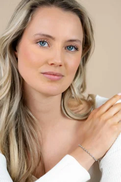 ZINZI zilveren armband met een speelse rij witte zirkonia’s in ronde zetting 3mm breed ZIA2893