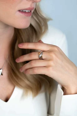 ZINZI zilveren bicolor ring cross-over bezet met witte zirconia's ZIR2240