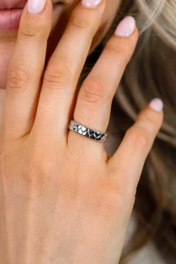 ZINZI zilveren brede ring met twee rijen aaneengeschakelde gladde hartjes ZIR2882