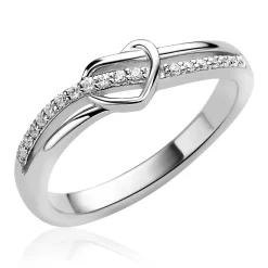 ZINZI zilveren cross-over ring met een opengewerkt sierlijk hart waarbij een rij witte zirkonia’s vloeiend door de scheen en hart loopt ZIR2874