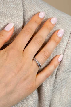 ZINZI zilveren cross-over ring met een opengewerkt sierlijk hart waarbij een rij witte zirkonia’s vloeiend door de scheen en hart loopt ZIR2874