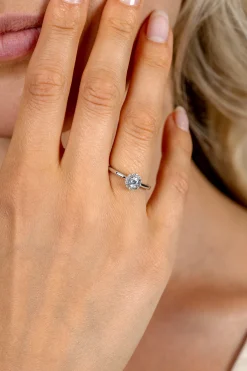 ZINZI zilveren entourage verlovingsring bezet met witte zirkonia's en klein hartje aan de zijkant ZIR2697