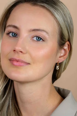 ZINZI zilveren geelvergulde letter oorbedel S per stuk geprijsd ZICH2145S. (zonder oorringen).