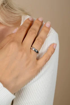 ZINZI zilveren gladde ring (5mm breed) speels bezet met vijf witte zirkonia's ZIR2655