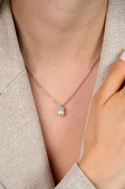 ZINZI zilveren ketting met een witte parelhanger (12mm) en een strikvormige zetting bezet met witte zirkonia’s 42-45cm ZIC2863