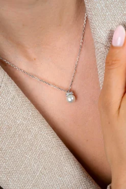 ZINZI zilveren ketting met een witte parelhanger (12mm) en een strikvormige zetting bezet met witte zirkonia’s 42-45cm ZIC2863