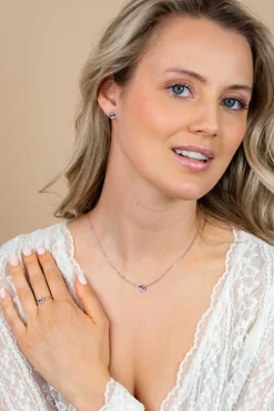 ZINZI zilveren ketting met speelse hanger (8mm) bezet met een mooie combinatie van witte, roze, paarse en blauwe kleurstenen in verschillende slijpvormen 42-45cm ZIC2866