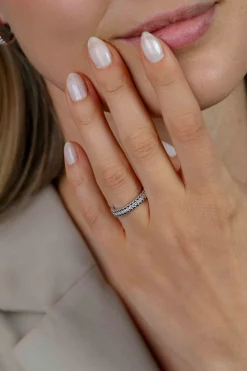 ZINZI zilveren multi-look ring met speelse structuur en een rij witte zirkonia's als middenbaan ZIR2834
