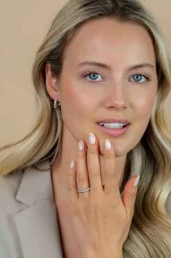ZINZI zilveren multi-look ring met speelse structuur en een rij witte zirkonia's als middenbaan ZIR2834