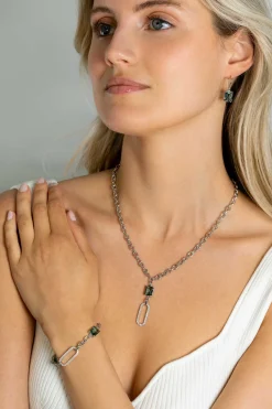 ZINZI zilveren  ovale schakel ketting 45cm met luxe hanger met ovale schakel, bezet met witte zirconia's. En groenachtig blauwe (petrol) kleursteen in vierpootszetting ZIC2487