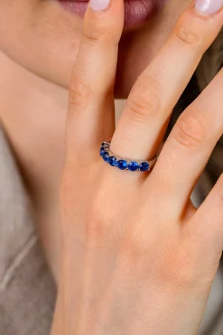 ZINZI zilveren rijring (4mm breed) bezet met 7 saffierblauwe kleurstenen ZIR2888B