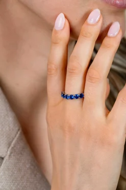 ZINZI zilveren rijring (4mm breed) bezet met 7 saffierblauwe kleurstenen ZIR2888B